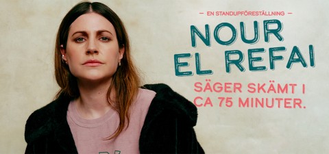 Suorat ruskeat hiukset omaava nainen, jolla on vaaleanpunainen paita ja tumma takki, seisoo ruotsinkielisen tekstin vieressä, jossa mainostetaan Nour El Refain stand up -show'ta ja kerrotaan, että hän kertoo vitsejä noin 75 minuutin ajan.