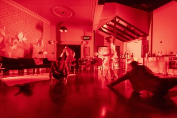 Helsingin Kaupunginteatteri – 2:22 A Ghost Story – Kuvassa Pia Andersson, Sauli Suonpää, Sanna-June Hyde, Lauri Tilkanen – Kuva Tuomo Manninen