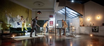 Helsingin Kaupunginteatteri – 2:22 A Ghost Story – Kuvassa Sanna-June Hyde, Sauli Suonpää, Pia Andersson, Lauri Tilkanen – Kuva Tuomo Manninen