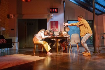 Helsingin Kaupunginteatteri – 2:22 A Ghost Story – Kuvassa Sanna-June Hyde, Sauli Suonpää, Pia Andersson, Lauri Tilkanen – Kuva Tuomo Manninen