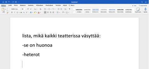 Suomenkielinen Word-dokumentti otsikolla lista, mikä kaikki teatterissa väsyttää: jossa on kaksi luetelmakohtaa: se on huonoa ja heterot. Asiakirjan ikkunassa näkyy suomenkielisiä valikkovaihtoehtoja.