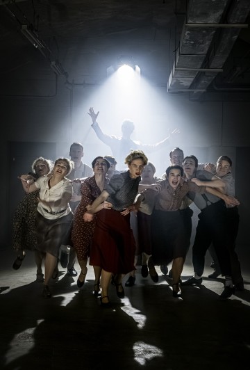 Helsingin Kaupunginteatteri – Maratontanssit – Kuvassa Youssef Asad Alkhatib, Nomi Enckell, Patrik Hvitsjö, Tellervo Jalas, Meri Luukkanen, Toni Nikka, Ronja Orasta, Jessica Penttilä, Lauri Qvick, Aapo Salonen, Aino Sihvonen, Veeti Vekola – Kuva Noora Geagea