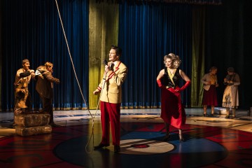 Helsingin Kaupunginteatteri – Maratontanssit – Kuvassa Lauri Qvick, Nomi Enckell – Kuva Noora Geagea