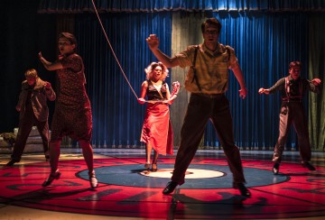 Helsingin Kaupunginteatteri – Maratontanssit – Kuvassa Aapo Salonen, Ronja Orasta, Nomi Enckell, Patrik Hvitsjö, Veeti Vekola – Kuva Noora Geagea