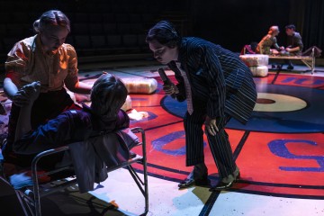 Helsingin Kaupunginteatteri – Maratontanssit – Kuvassa Aino Sihvonen, Aapo Salonen, Toni Nikka – Kuva Noora Geagea