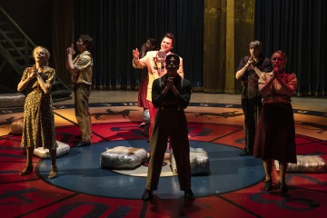 Helsingin Kaupunginteatteri – Maratontanssit – Kuvassa Jessica Penttilä, Patrik Hvitsjö, Ronja Orasta, Lauri Qvick, Veeti Vekola, Aapo Salonen, Aino Sihvonen – Kuva Noora Geagea