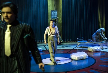 Helsingin Kaupunginteatteri – Maratontanssit – Kuvassa Toni Nikka, Veeti Vekola, Jessica Penttilä – Kuva Noora Geagea