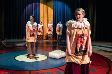 Helsingin Kaupunginteatteri – Maratontanssit – Kuvassa Patrik Hvitsjö, Aino Sihvonen – Kuva Noora Geagea