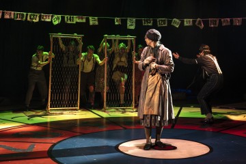 Helsingin Kaupunginteatteri – Maratontanssit – Kuvassa Veeti Vekola, Aapo Salonen, Patrik Hvitsjö, Jessica Penttilä, Aino Sihvonen, Ronja Orasta, Tellervo Jalas, Toni Nikka – Kuva Noora Geagea