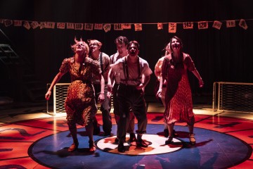 Helsingin Kaupunginteatteri – Maratontanssit – Kuvassa Jessica Penttilä, Aapo Salonen, Patrik Hvitsjö, Veeti Vekola, Ronja Orasta – Kuva Noora Geagea