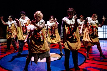 Helsingin Kaupunginteatteri – Maratontanssit – Kuvassa Patrik Hvitsjö, Youssef Asad Alkhatib, Meri Luukkanen, Tellervo Jalas, Toni Nikka, Lauri Qvick, Nomi Enckell – Kuva Noora Geagea