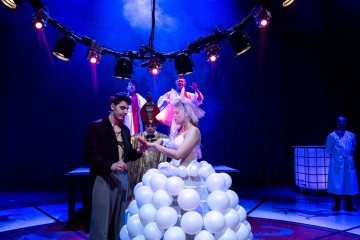 Helsingin Kaupunginteatteri – Maratontanssit – Kuvassa Youssef Asad Alkhatib, Veeti Vekola, Nomi Enckell – Kuva Noora Geagea