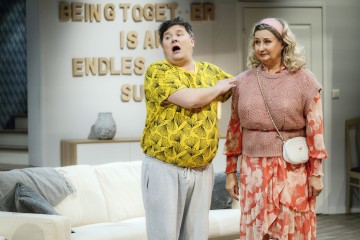 Helsingin Kaupunginteatteri – Ilmasta rahaa – Kuvassa Janne Kataja, Heidi Herala – Kuva Otto-Ville Väätäinen