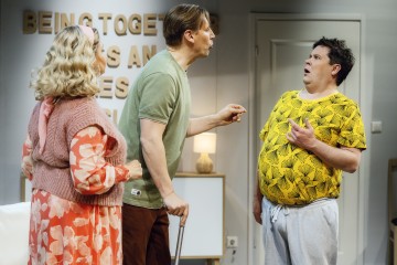 Helsingin Kaupunginteatteri – Ilmasta rahaa – Kuvassa Heidi Herala, Pekka Strang, Janne Kataja – Kuva Otto-Ville Väätäinen