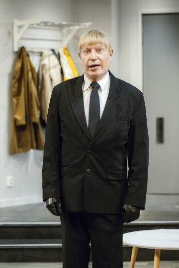 Helsingin Kaupunginteatteri – Ilmasta rahaa – Kuvassa Jari Pehkonen – Kuva Otto-Ville Väätäinen