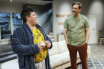 Helsingin Kaupunginteatteri – Ilmasta rahaa – Kuvassa Janne Kataja, Pekka Strang – Kuva Otto-Ville Väätäinen