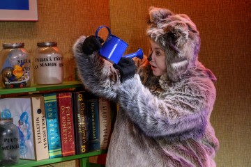 Helsingin Kaupunginteatteri – Mollin iltahepuli – Kuvassa Kaisa Torkkel – Kuva Cata Portin