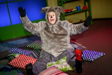 Helsingin Kaupunginteatteri – Mollin iltahepuli – Kuvassa Kaisa Torkkel – Kuva Cata Portin