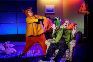 Helsingin Kaupunginteatteri – Mollin iltahepuli – Kuvassa Sari Haapamäki, Helena Haaranen – Kuva Cata Portin