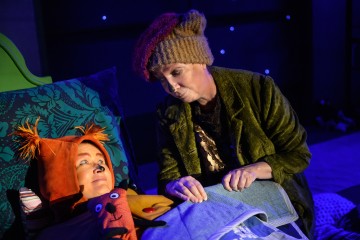 Helsingin Kaupunginteatteri – Mollin iltahepuli – Kuvassa Sari Haapamäki, Helena Haaranen – Kuva Cata Portin