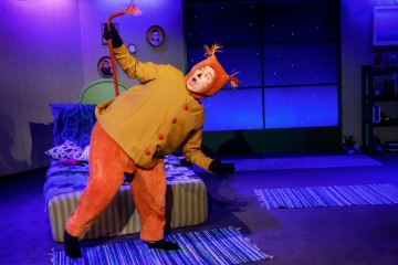 Helsingin Kaupunginteatteri – Mollin iltahepuli – Kuvassa Sari Haapamäki – Kuva Cata Portin