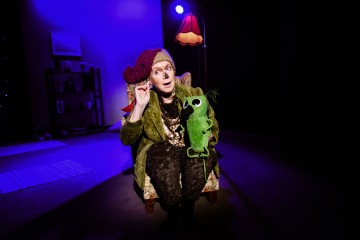 Helsingin Kaupunginteatteri – Mollin iltahepuli – Kuvassa Helena Haaranen – Kuva Cata Portin