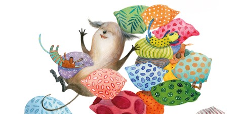 Iloinen, karvainen eläin makaa iloisesti värikkäiden, kuviollisten tyynyjen päällä, kun pieni kissa leikkii lähellä ja nauttii myös pehmeistä tyynyistä. Kohtaus on leikkisä ja omituinen.