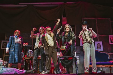 Helsingin Kaupunginteatteri – Forever Young – Kuvassa Leenamari Unho, Mikko Vihma, Pertti Koivula, Vuokko Hovatta, Juha Jokela – Kuva Otto-Ville Väätäinen