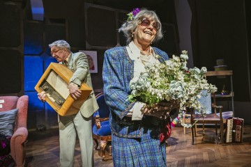 Helsingin Kaupunginteatteri – Forever Young – Kuvassa Juha Jokela, Leenamari Unho – Kuva Otto-Ville Väätäinen