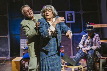 Helsingin Kaupunginteatteri – Forever Young – Kuvassa Juha Jokela, Leenamari Unho, Mikko Vihma – Kuva Otto-Ville Väätäinen