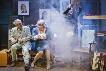 Helsingin Kaupunginteatteri – Forever Young – Kuvassa Juha Jokela, Leenamari Unho, Vuokko Hovatta – Kuva Otto-Ville Väätäinen