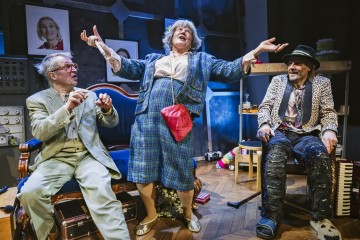 Helsingin Kaupunginteatteri – Forever Young – Kuvassa Juha Jokela, Leenamari Unho, Mikko Vihma – Kuva Otto-Ville Väätäinen