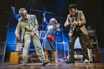 Helsingin Kaupunginteatteri – Forever Young – Kuvassa Juha Jokela, Leenamari Unho, Vuokko Hovatta – Kuva Otto-Ville Väätäinen