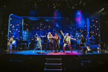 Helsingin Kaupunginteatteri – Forever Young – Kuvassa Tuomas Kesälä, Leenamari Unho, Mikko Vihma, Pertti Koivula, Juha Jokela, Vuokko Hovatta – Kuva Otto-Ville Väätäinen