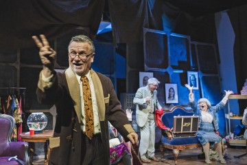 Helsingin Kaupunginteatteri – Forever Young – Kuvassa Pertti Koivula, Juha Jokela, Leenamari Unho – Kuva Otto-Ville Väätäinen