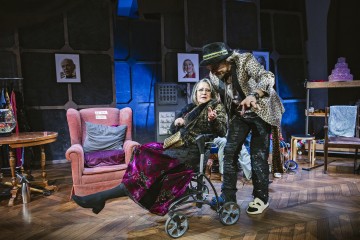 Helsingin Kaupunginteatteri – Forever Young – Kuvassa Vuokko Hovatta, Mikko Vihma – Kuva Otto-Ville Väätäinen