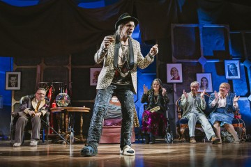 Helsingin Kaupunginteatteri – Forever Young – Kuvassa Pertti Koivula, Mikko Vihma, Vuokko Hovatta, Juha Jokela, Leenamari Unho – Kuva Otto-Ville Väätäinen