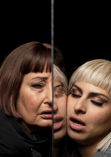 Helsingin Kaupunginteatteri – Ilon aika – Kuvassa Heidi Herala, Mitra Matouf – Kuva Chrisander Brun