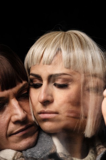 Helsingin Kaupunginteatteri – Ilon aika – Kuvassa Rasmus Slätis, Mitra Matouf – Kuva Chrisander Brun