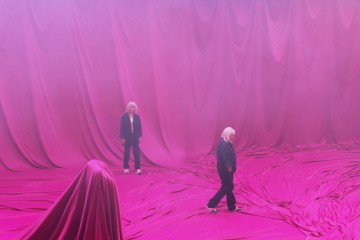 Helsingin Kaupunginteatteri – Ilon aika – Kuvassa Vappu Nalbantoglu, Heidi Herala  – Kuva Katri Naukkarinen