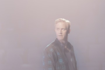 Helsingin Kaupunginteatteri – Ilon aika – Kuvassa Rasmus Slätis  – Kuva Katri Naukkarinen