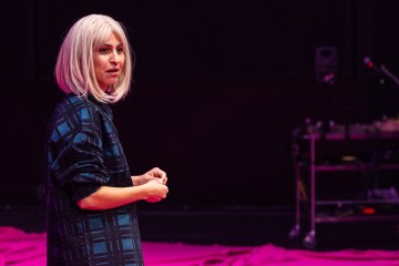 Helsingin Kaupunginteatteri – Ilon aika – Kuvassa Mitra Matouf – Kuva Katri Naukkarinen