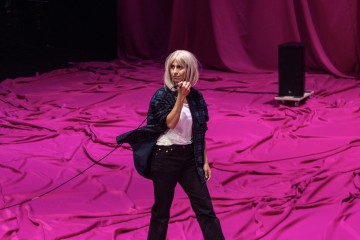 Helsingin Kaupunginteatteri – Ilon aika – Kuvassa Mitra Matouf – Kuva Katri Naukkarinen