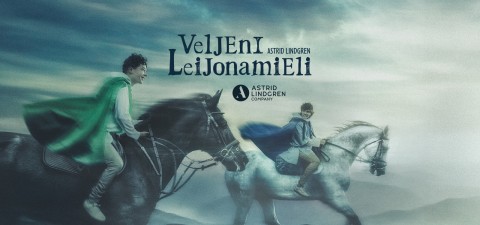 Kaksi viittoihin pukeutunutta poikaa ratsastaa hevosilla sumuisessa maisemassa pilvisen taivaan alla. Suuressa tyylitellyssä tekstissä lukee Veljeni Leijonamieli ja sen alapuolella Astrid Lindgren Companyn logo. Kohtaus tuntuu seikkailulliselta ja maagiselta.