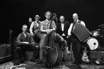 Helsingin Kaupunginteatteri – Nainen aina parhaassa iässä – Kuvassa Kaihon Karavaani – Kuva Ilkka Saastamoinen