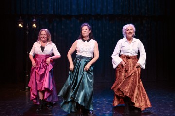 Helsingin Kaupunginteatteri – Nainen aina parhaassa iässä – Kuvassa Leenamari Unho, Aino Seppo, Merja Larivaara – Kuva Ilkka Saastamoinen