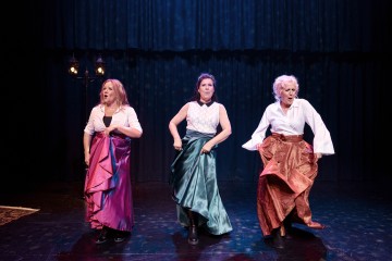 Helsingin Kaupunginteatteri – Nainen aina parhaassa iässä – Kuvassa Leenamari Unho, Aino Seppo, Merja Larivaara – Kuva Ilkka Saastamoinen