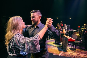 Helsingin Kaupunginteatteri – Nainen aina parhaassa iässä – Kuvassa Leenamari Unho, Mikko Virtanen, Kaihon karavaani – Kuva Ilkka Saastamoinen