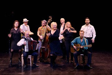 Helsingin Kaupunginteatteri – Nainen aina parhaassa iässä – Kuvassa Aino Seppo, Merja Larivaara, Leenamari Unho, Mikko Virtanen, Kaihon karavaani – Kuva Ilkka Saastamoinen