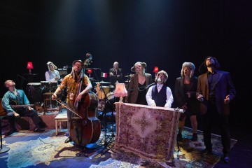 Helsingin Kaupunginteatteri – Nainen aina parhaassa iässä – Kuvassa Merja Larivaara, Leenamari Unho, Mikko Virtanen, Kaihon karavaani – Kuva Ilkka Saastamoinen